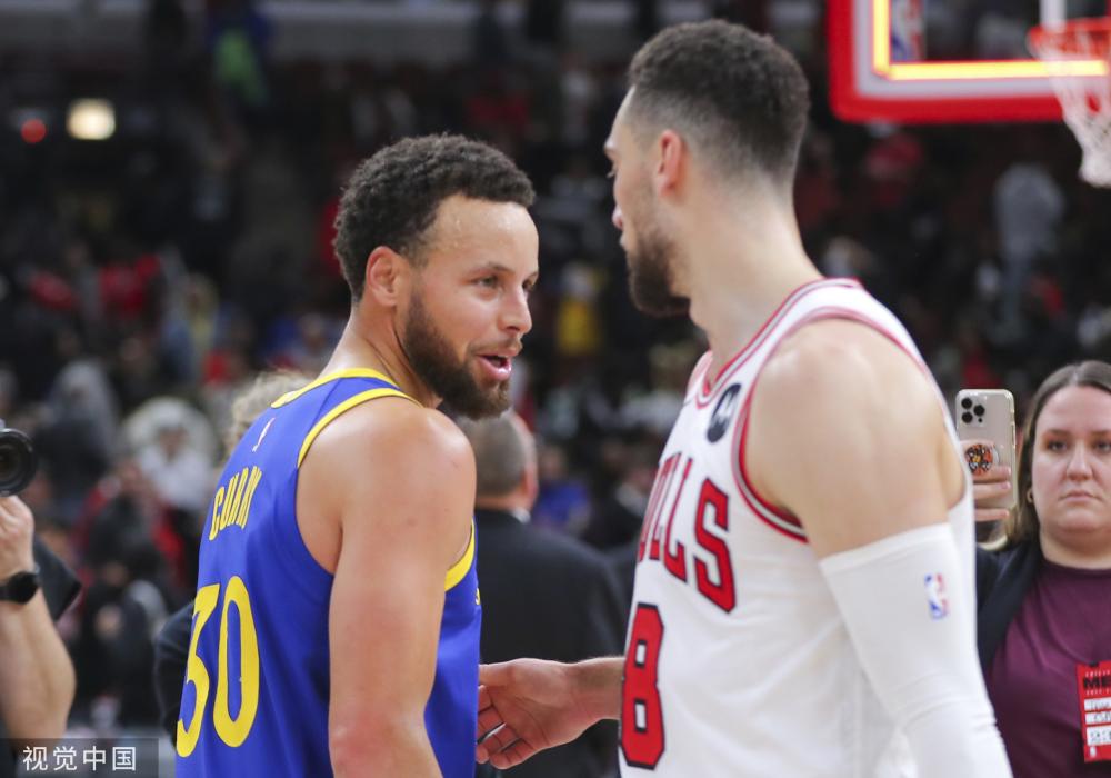 显示了他与 显示了他与